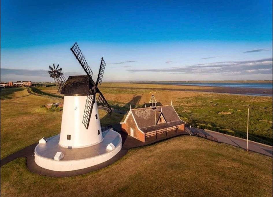 ليثام سانت أنيه Sunny Seaside Beach House Lytham Centre Sleeps 8 المظهر الخارجي الصورة